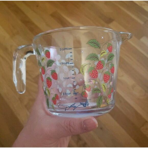 Dolly Parton 2-Cup Glass Measuring Cup Strawberry Pattern Kitchen Bakeware NEW - Picture 2 of 3